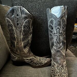 These are Corral cowgirl boots from Boot barn. They are size 7.